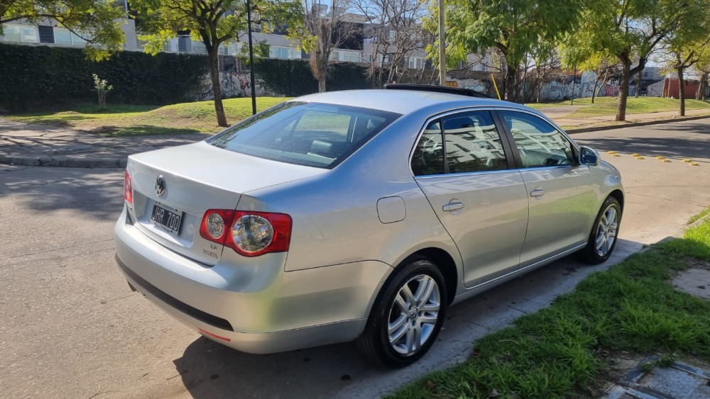 Volkswagen Vento Luxury 2.5 — foto 9